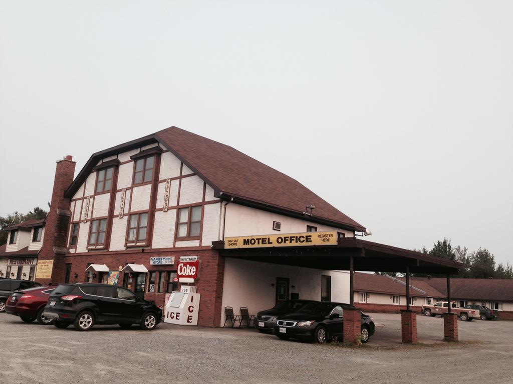 Englehart Motel Exterior photo